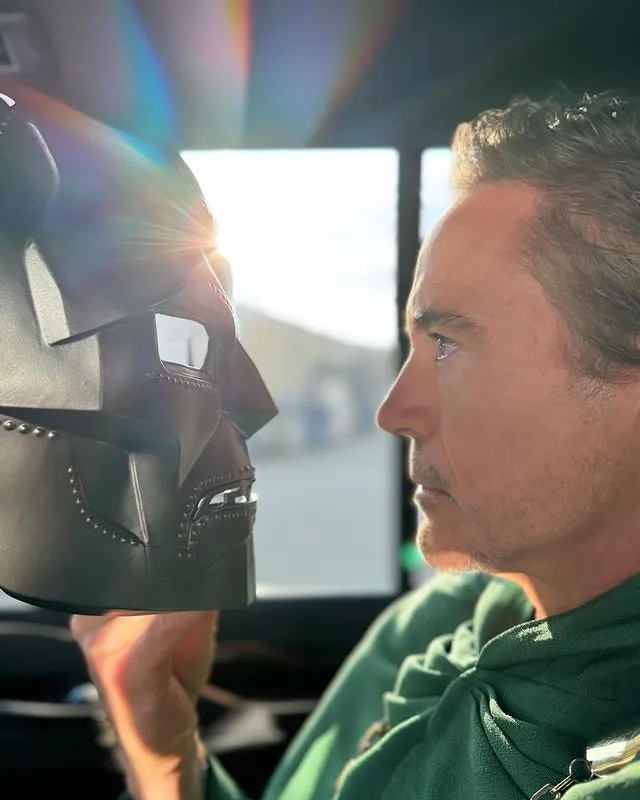 Nagłówek: Robert Downey Jr. powraca do MCU jako Dr Doom? Przeczytaj, o co w tym wszystkim chodzi 3 Robert Downey Jr with Dr. Dooms Mask
